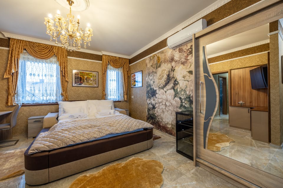 Deluxe Double Room, Courtyard View | Minibar, in-room safe, desk, blackout drapes