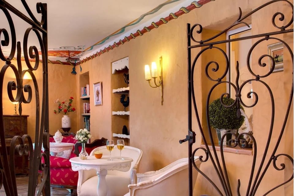 Lobby lounge