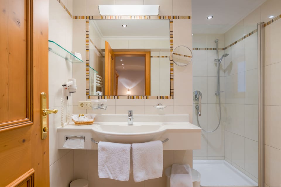 Superior Double Room | Bathroom | Slippers