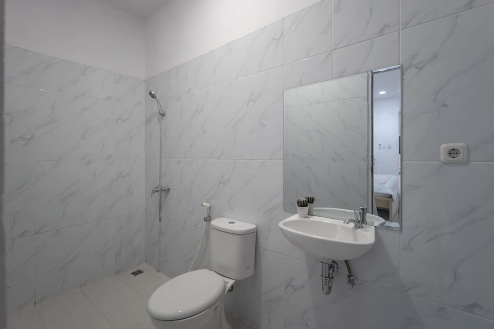 Deluxe Room | Bathroom | Shower, hydromassage showerhead, towels