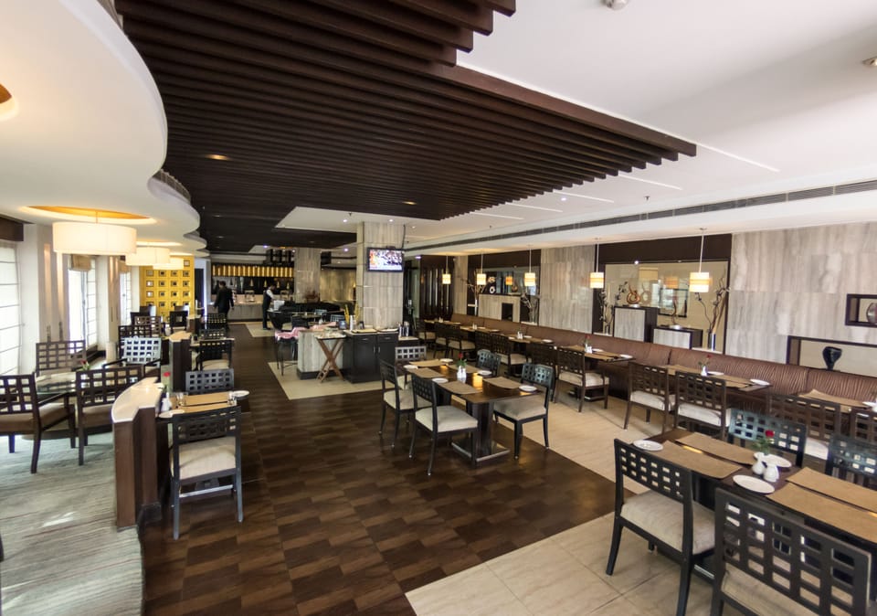 2 restaurants; breakfast, lunch, dinner, and brunch served