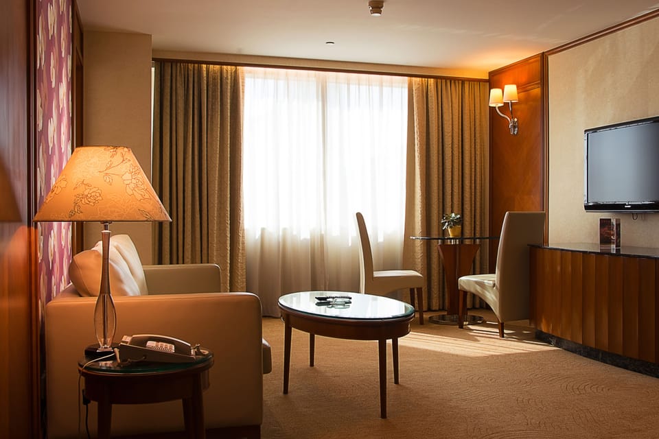 Premier deluxe suite | Living area | TV