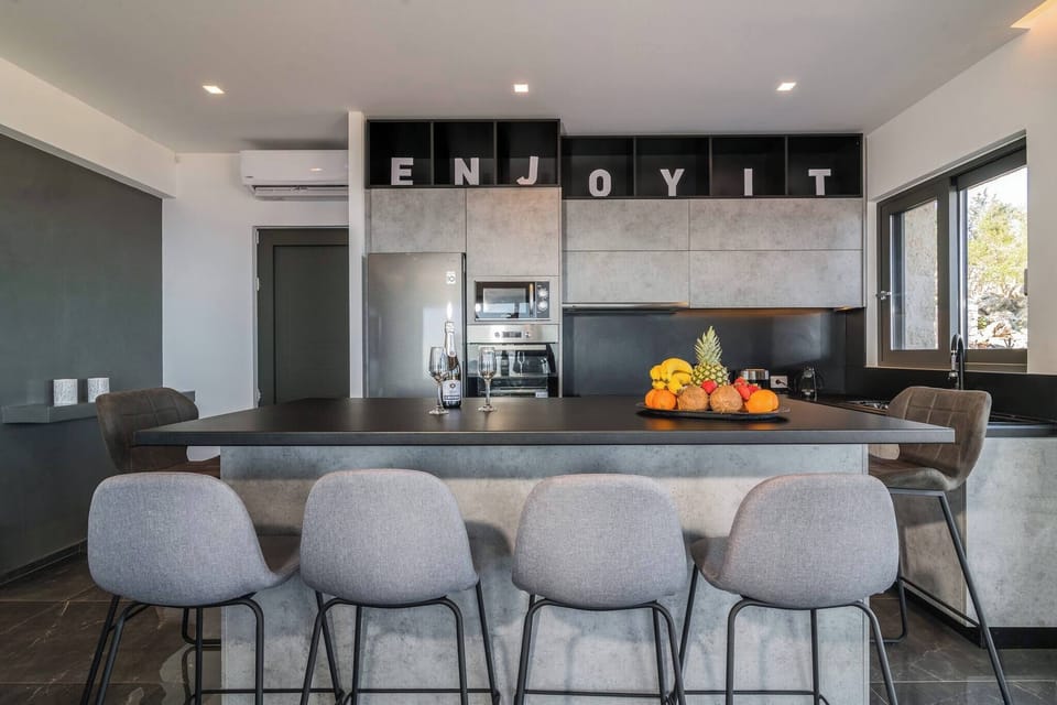 Villa, 2 Bedrooms, Patio, Garden View | Dining