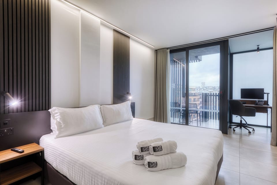 Digital Nomad Room | Minibar, in-room safe, desk, laptop workspace