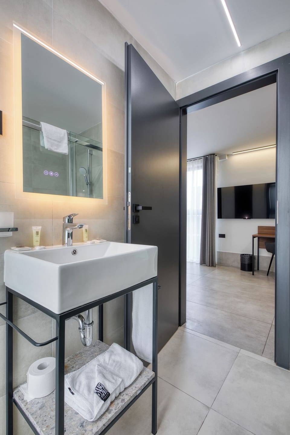 Economy Double Room | Bathroom | Shower, hair dryer, towels