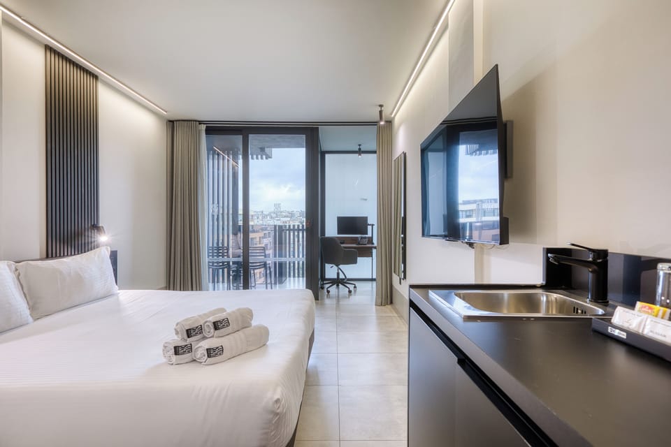 Digital Nomad Room | Minibar, in-room safe, desk, laptop workspace
