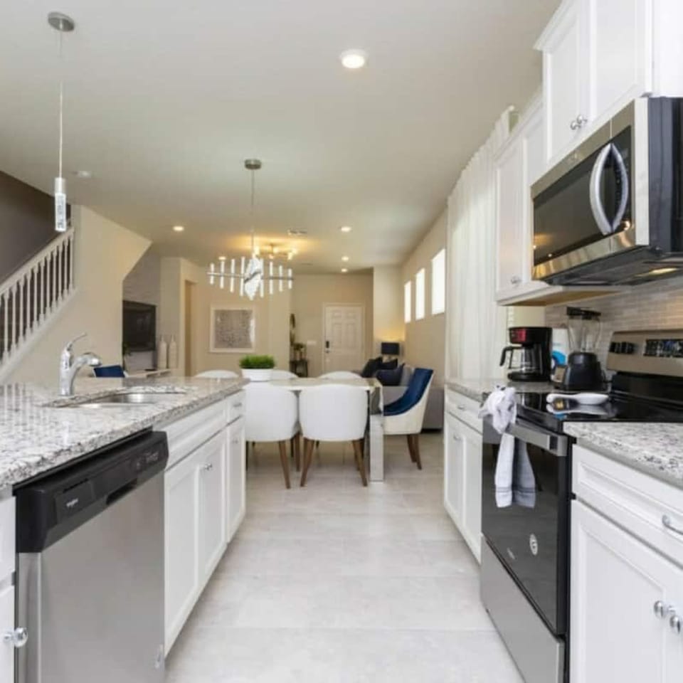 House | 5 bedrooms, iron/ironing board, high-speed internet