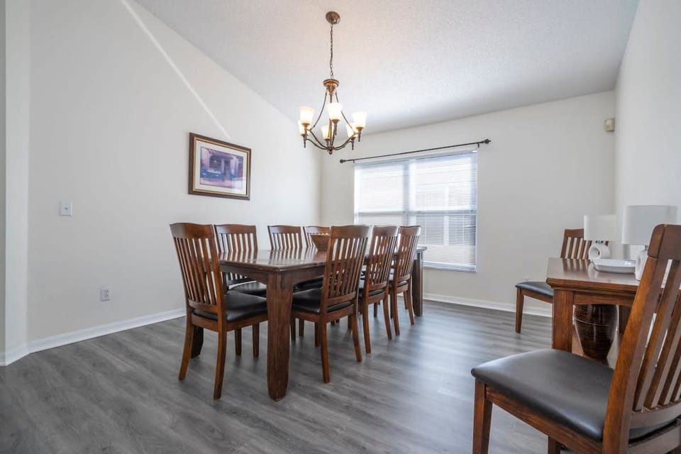House | 5 bedrooms, iron/ironing board, high-speed internet