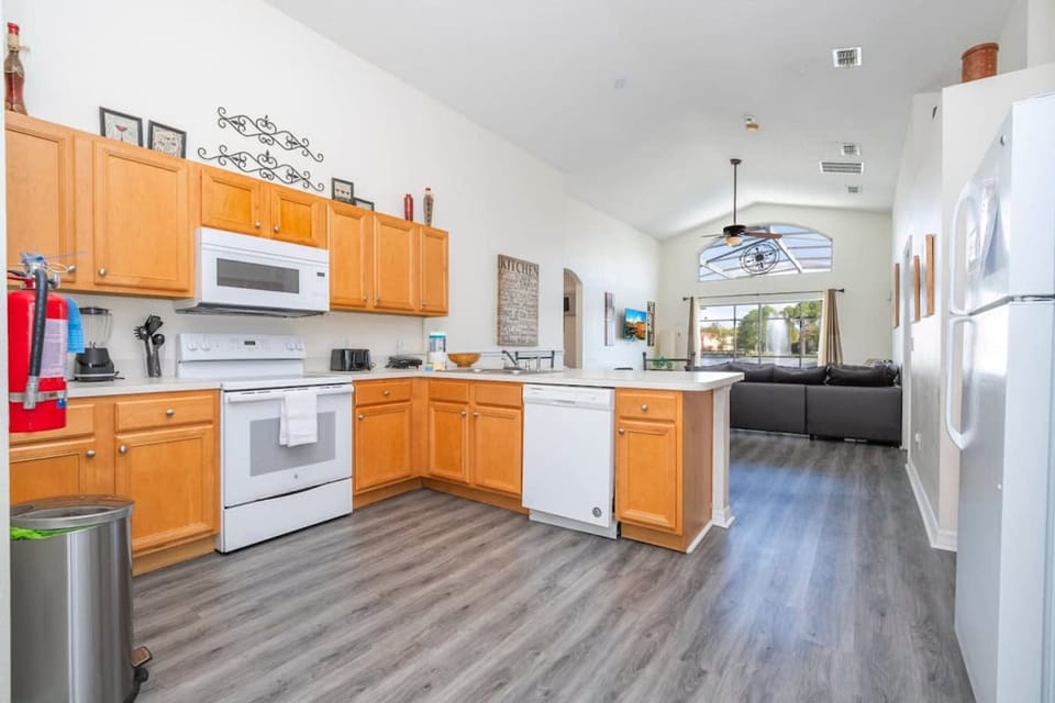 House | 5 bedrooms, iron/ironing board, high-speed internet