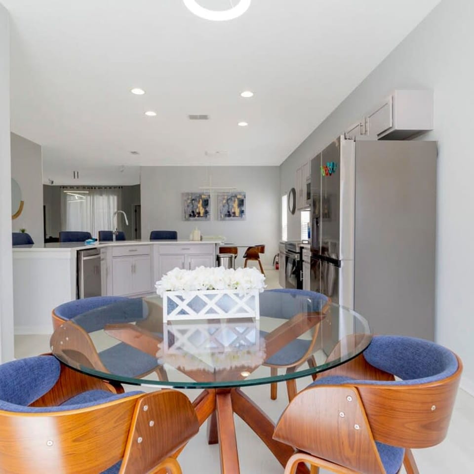 House | 4 bedrooms, iron/ironing board, high-speed internet