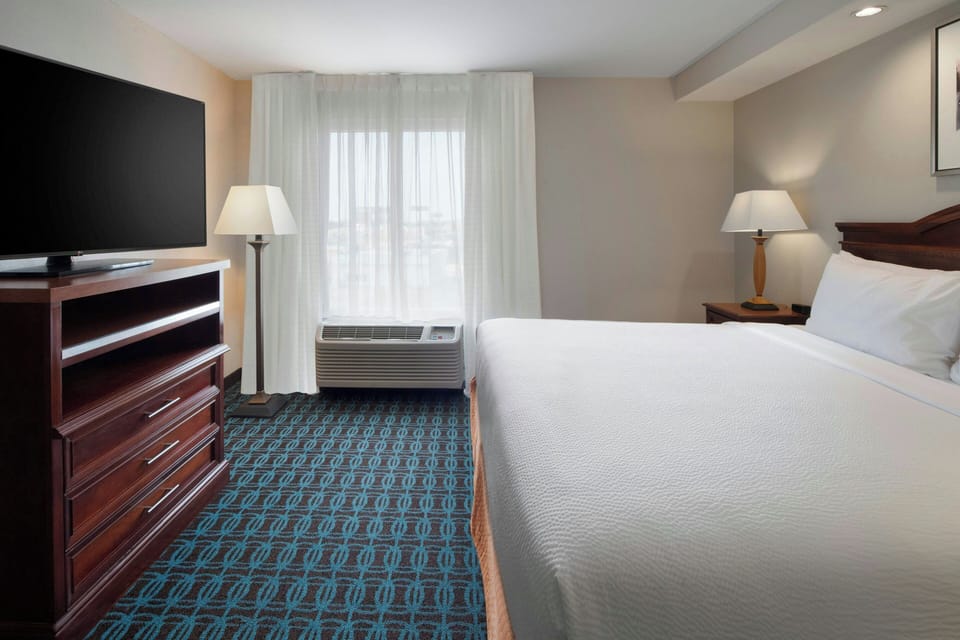 Room, 1 King Bed, Non Smoking | Premium bedding, down comforters, pillowtop beds, desk