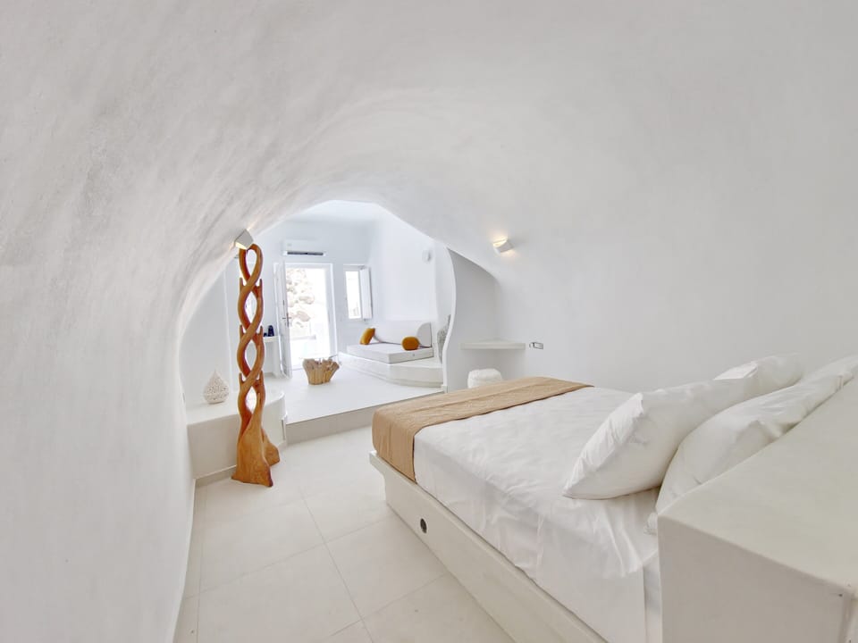 Deluxe Suite With Private Jacuzzi | Pillowtop beds, individually decorated, individually furnished