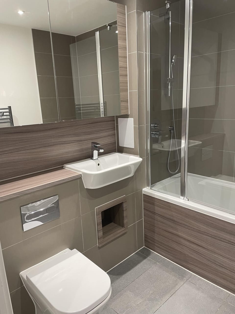 Apartment | Bathroom | Shower, deep soaking tub, towels