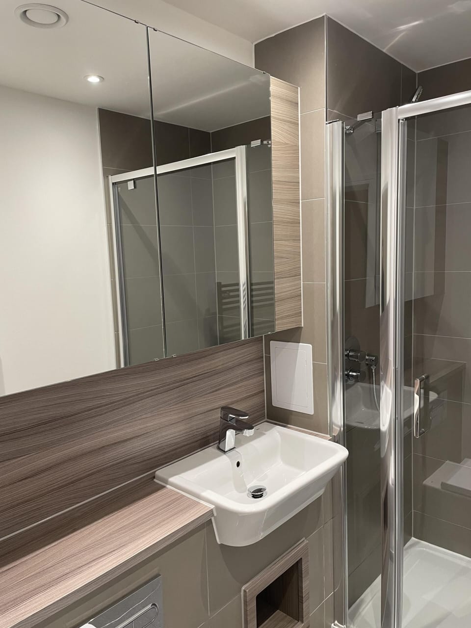 Apartment | Bathroom | Shower, deep soaking tub, towels
