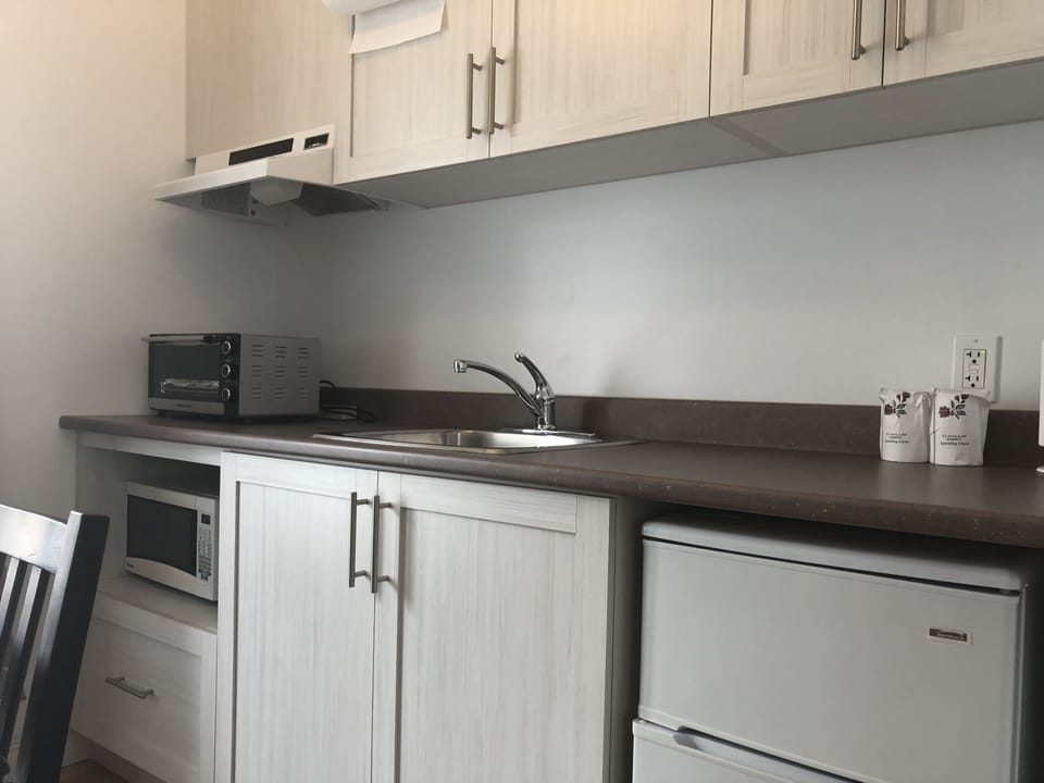 Studio, 1 Queen Bed | Private kitchen | Fridge