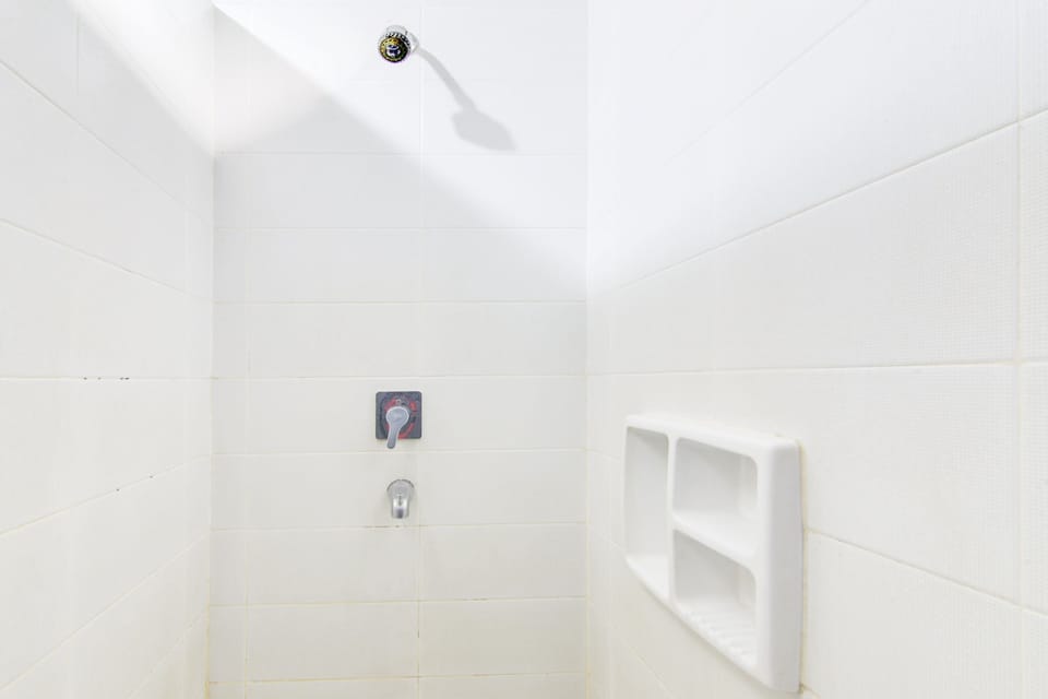 Deluxe Room | Bathroom | Free toiletries