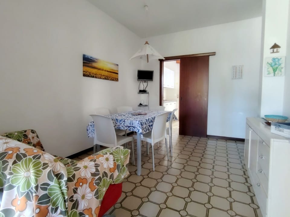 Apartment, 3 Bedrooms, Garden View | Dining