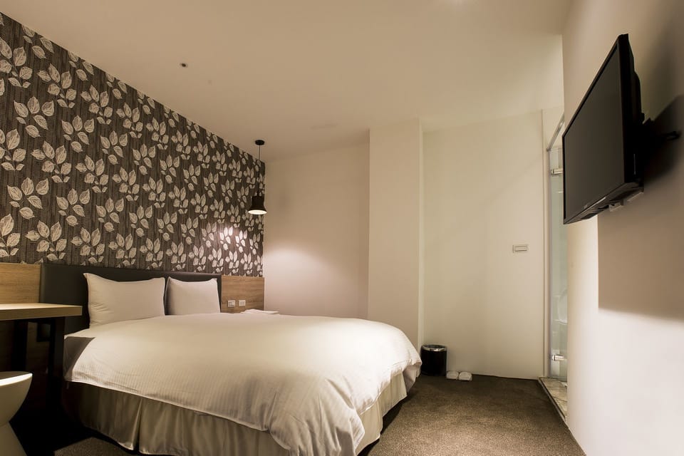 Double Room | Desk, free WiFi, bed sheets
