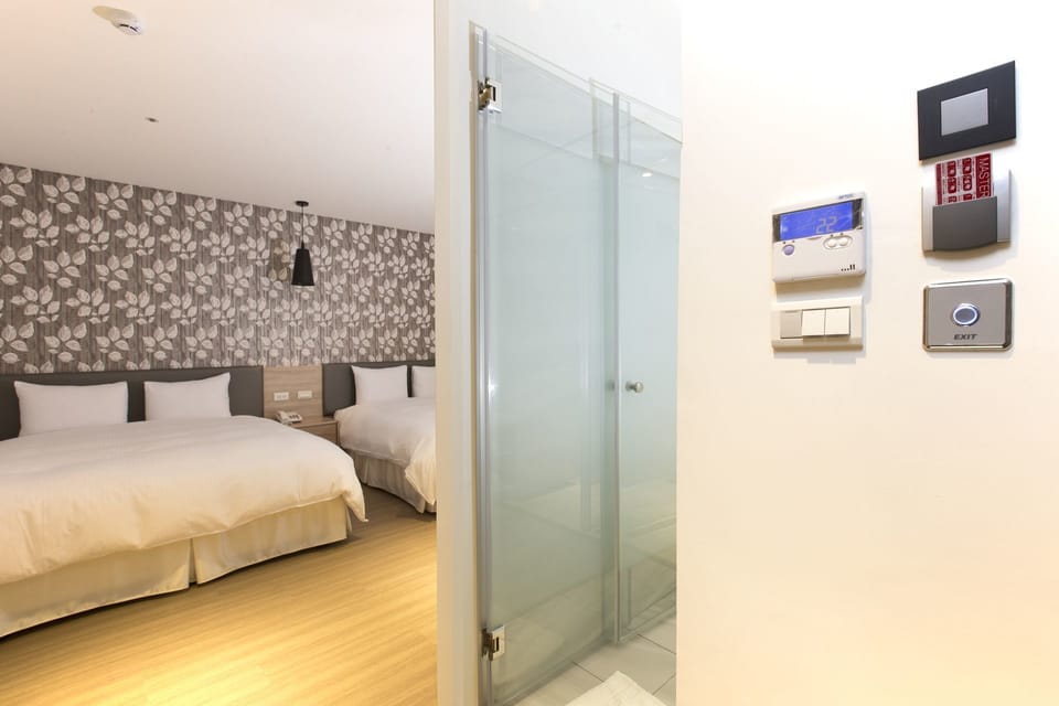 Quadruple Room | Desk, free WiFi, bed sheets
