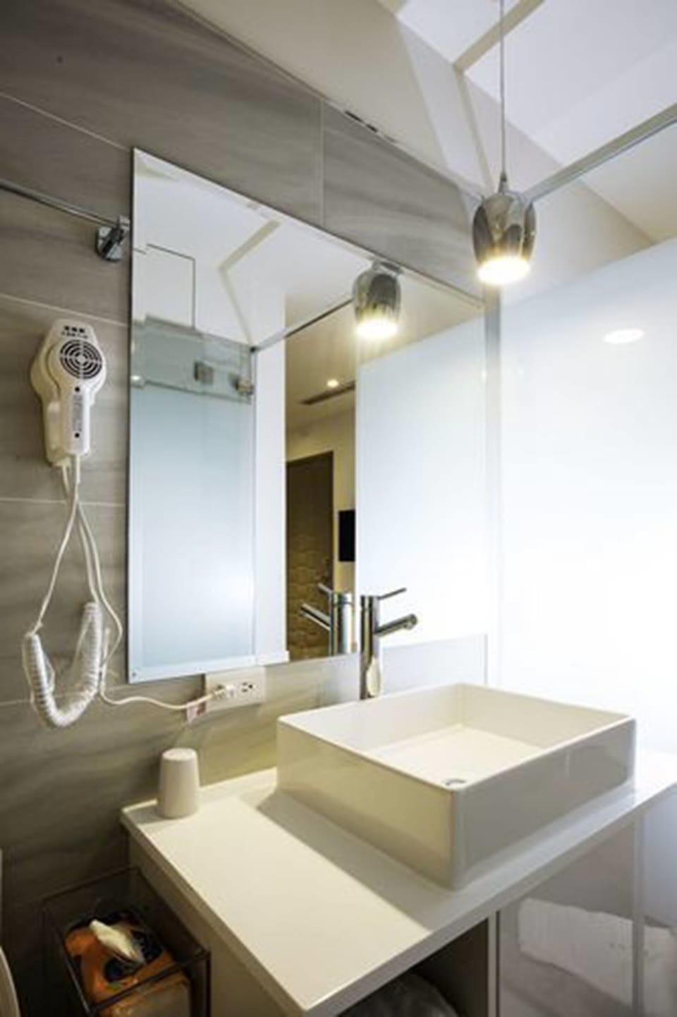 Bathroom sink