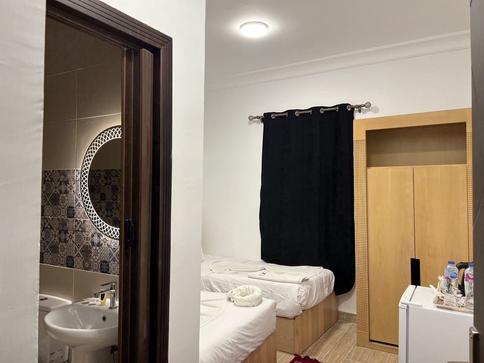 Free minibar, in-room safe, blackout drapes, free WiFi