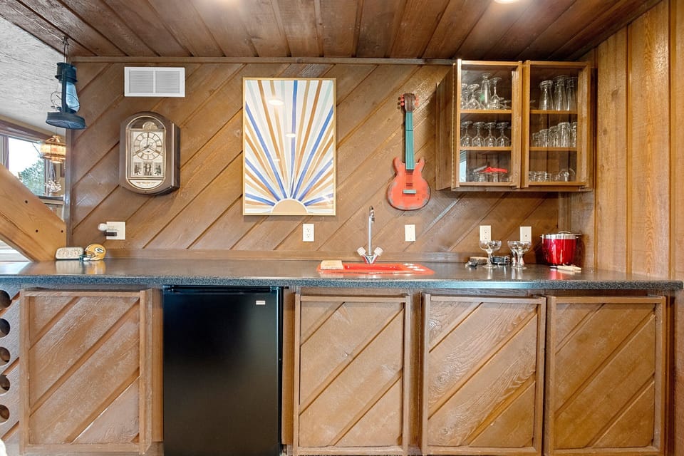 Full size bar, supplied with glasses and frig