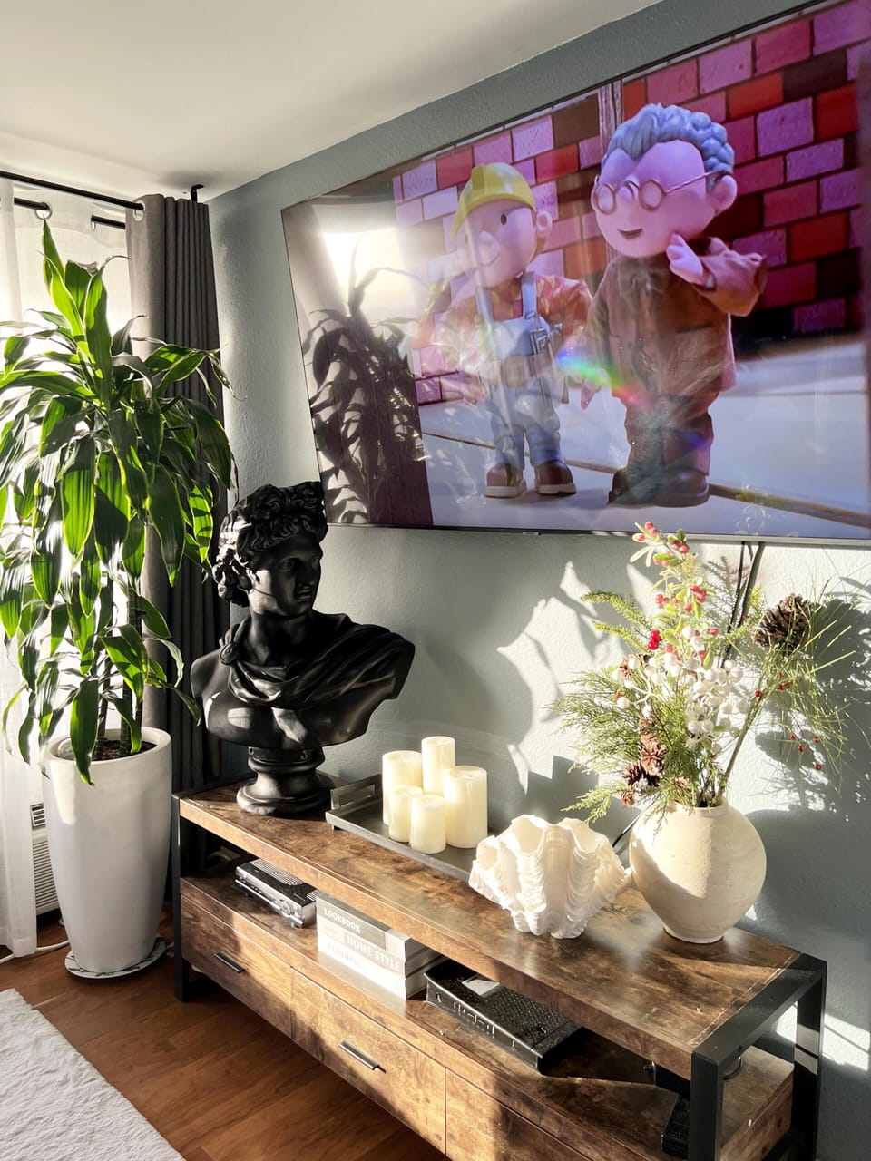 Décor blending estate elegance with a touch of country beach vibes.