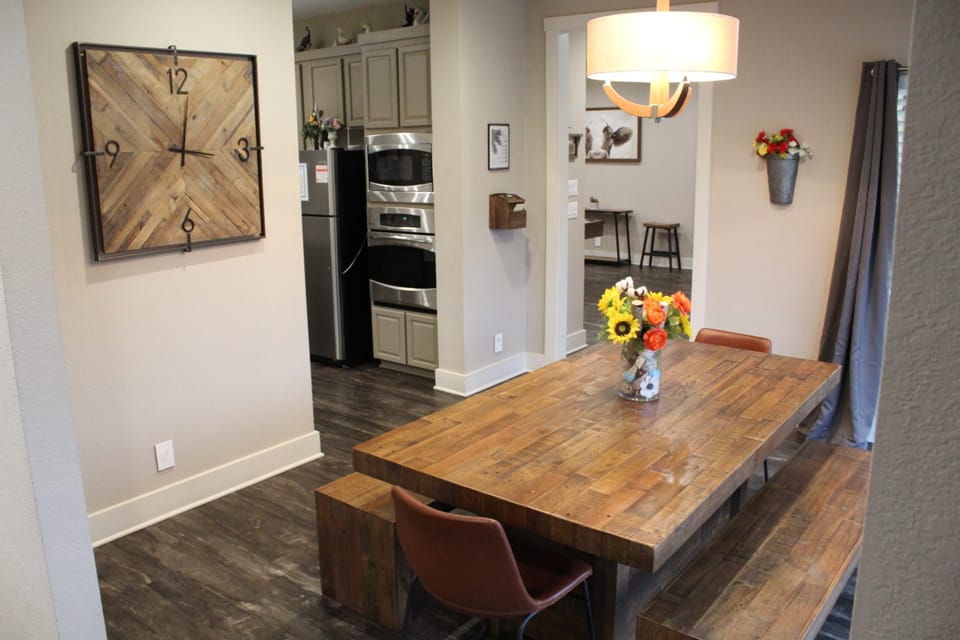 House | 4 bedrooms, desk, iron/ironing board, high-speed internet