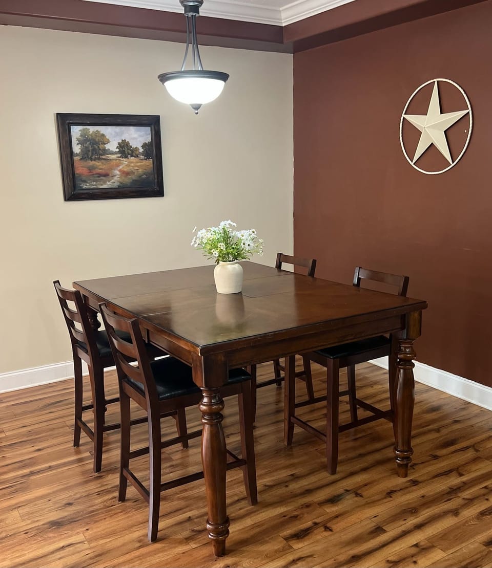 House | 4 bedrooms, desk, iron/ironing board, high-speed internet