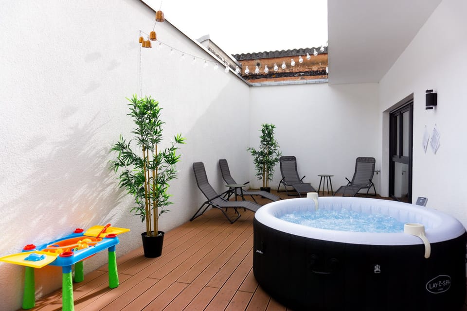 Outdoor spa tub