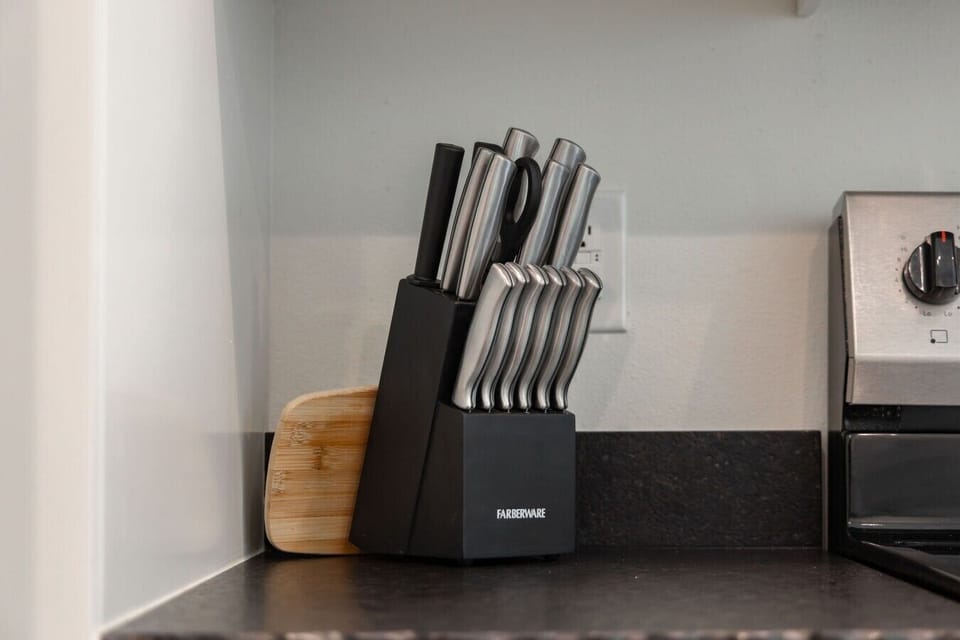 Professional knife set and full cookware — serious cooks welcome.