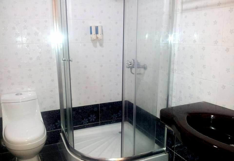 Standard Triple Room | Bathroom shower