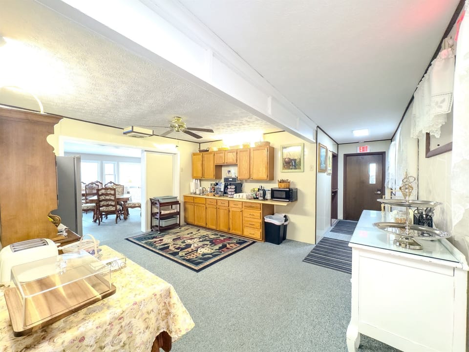 Main Kitchenette 