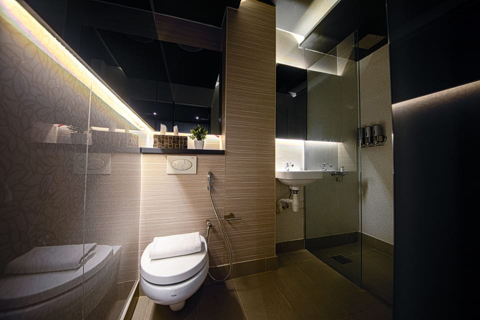 Shower, rainfall showerhead, free toiletries, hair dryer (on request)