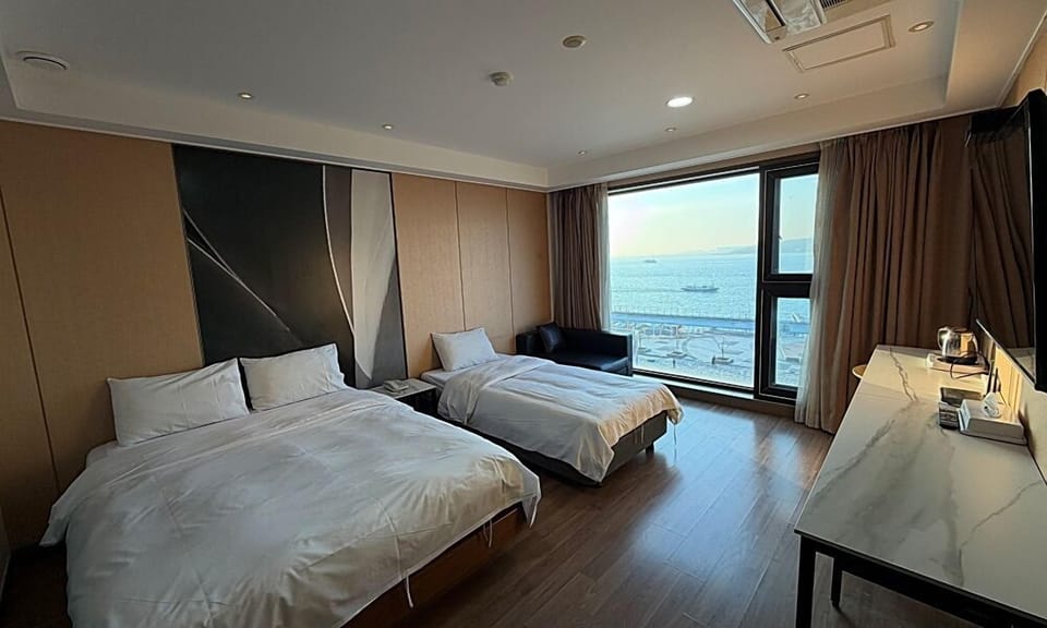 Premium Twin Room with Ocean View | Individually decorated, individually furnished, desk, free WiFi