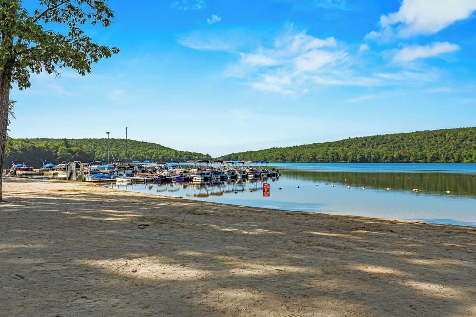 Highland Hideaway by Avantstay Group Poconos Retreat w/ Patio + Game Room + Lake/pool Passes Included Cottage in Kidder Township