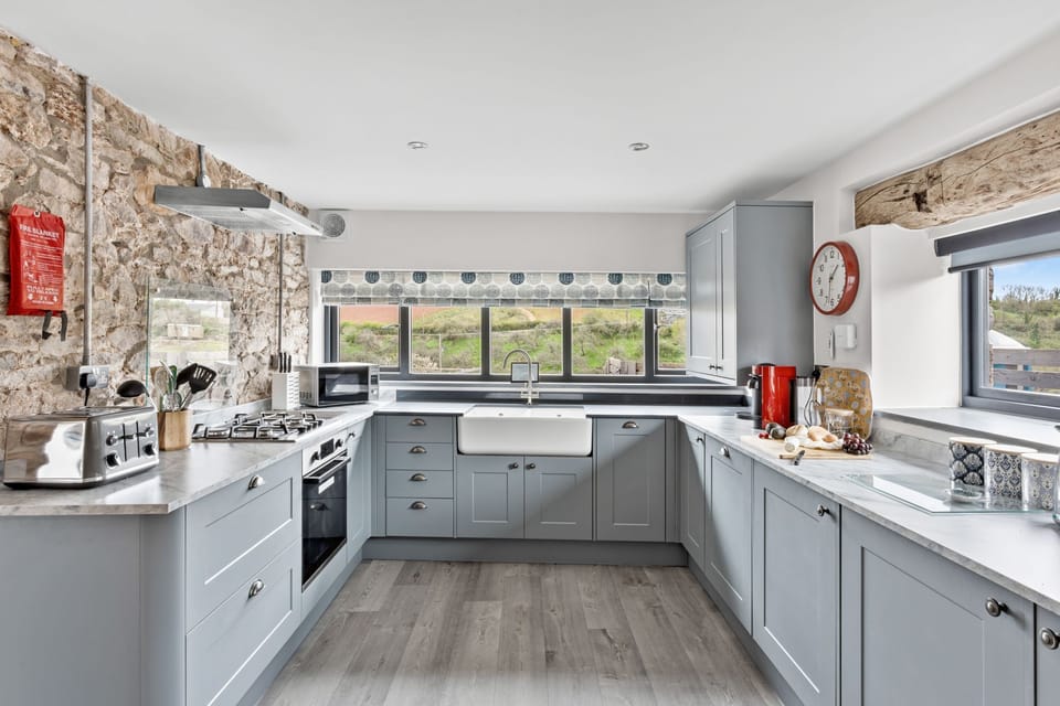 Spacious kitchen area, oven, fridge/freezer, toaster, microwave - The Dairy