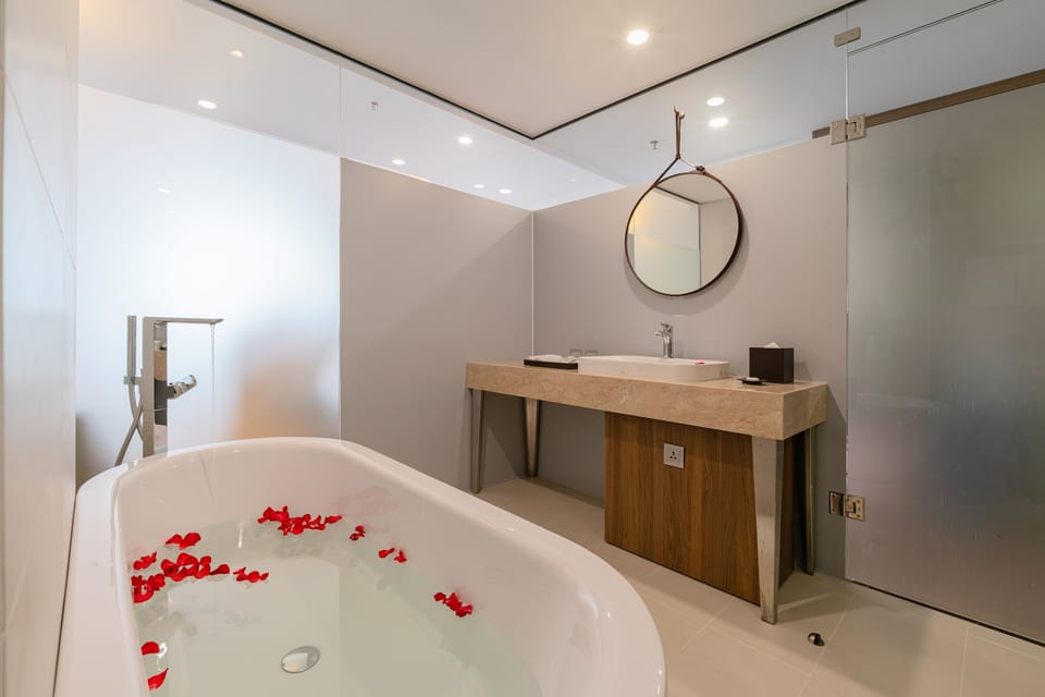 Deep soaking bathtub