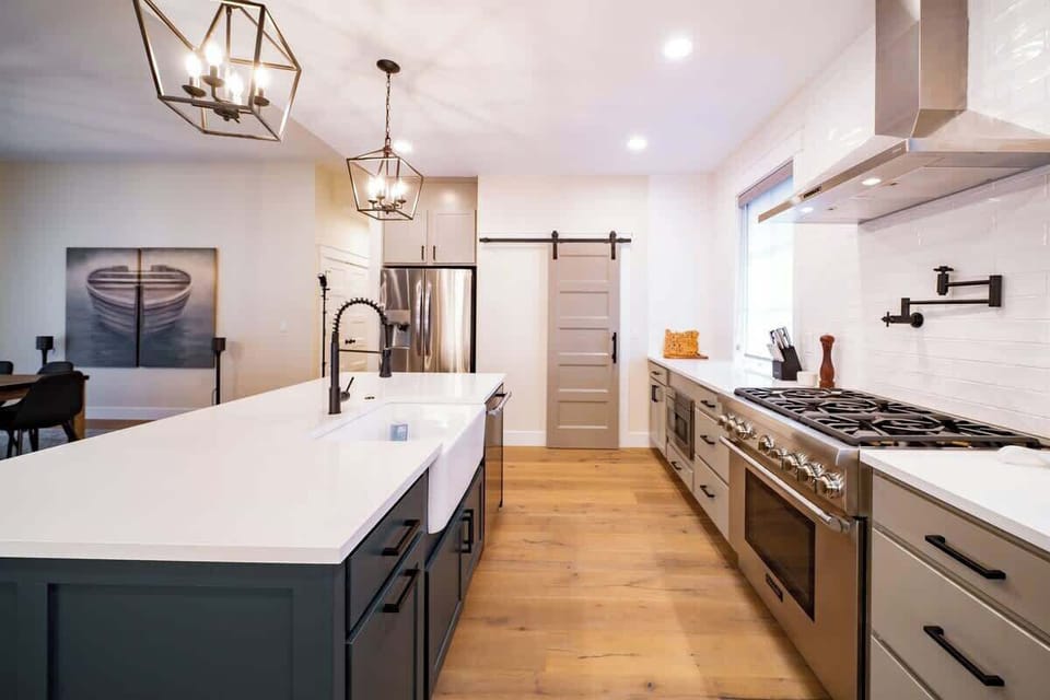 Room to create! Enjoy ample counter space in this kitchen. Perfect for multiple cooks or big meals!