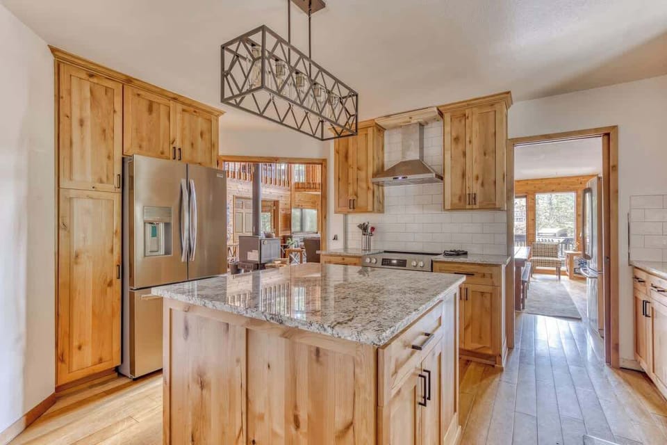 Stylish & practical kitchen! Enjoy cooking in this well-designed space with all the essentials. 