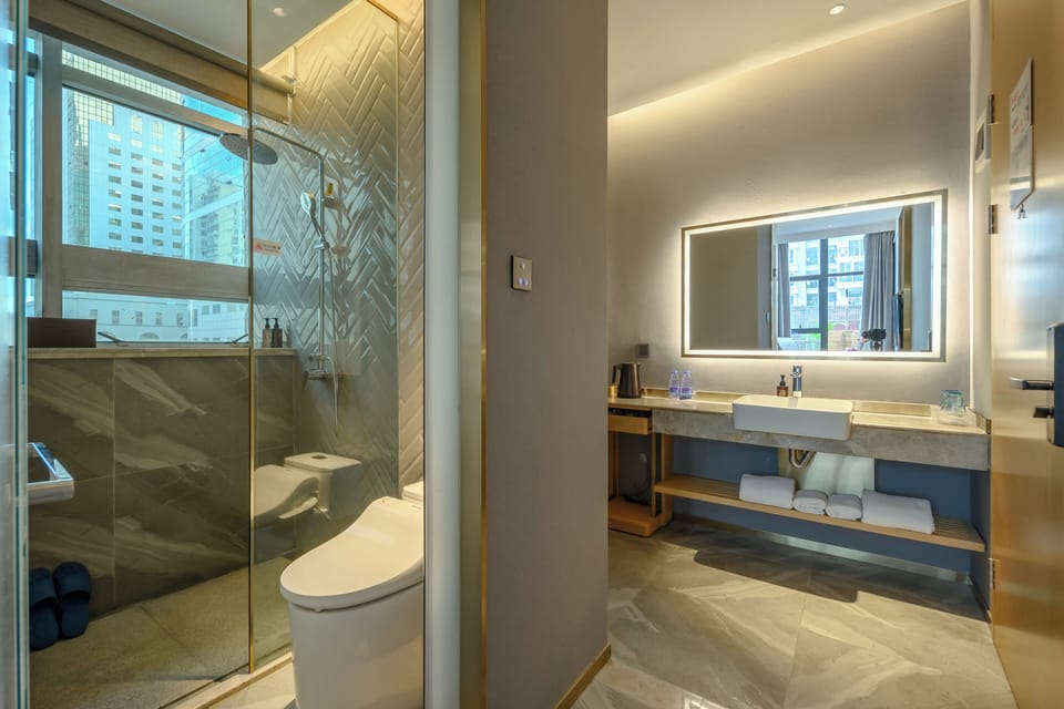 Romantic Twin Room | Bathroom | Shower, rainfall showerhead, free toiletries, hair dryer