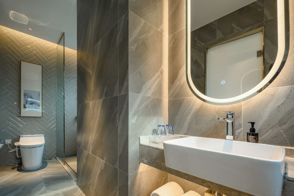 Superior Room | Bathroom | Shower, rainfall showerhead, free toiletries, hair dryer