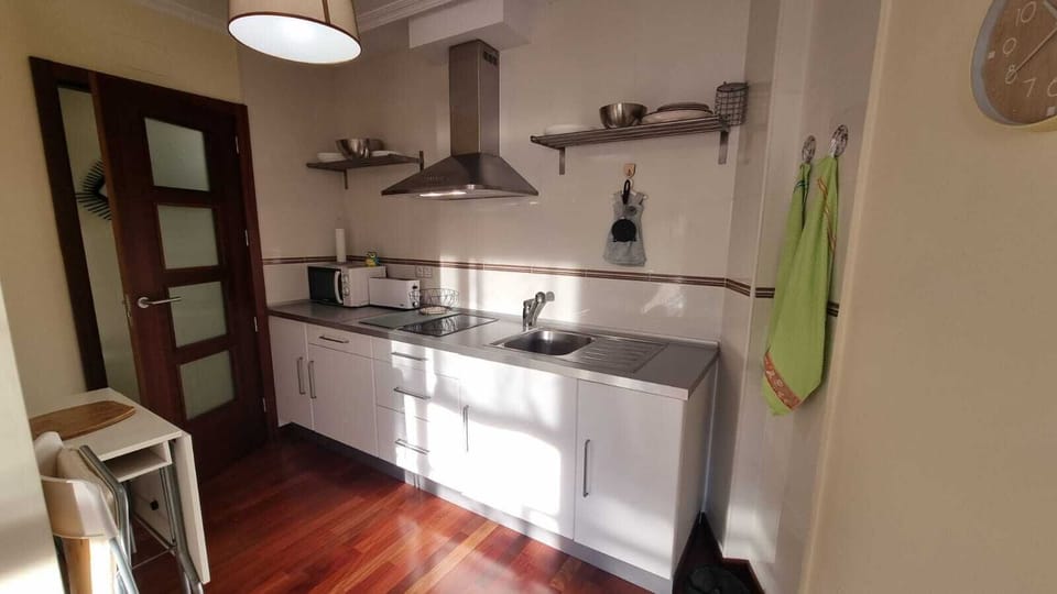Moderna cocina completa con todo el menaje necesario
