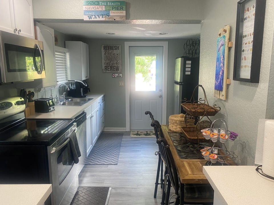 Basic House | Private kitchen | Dining tables