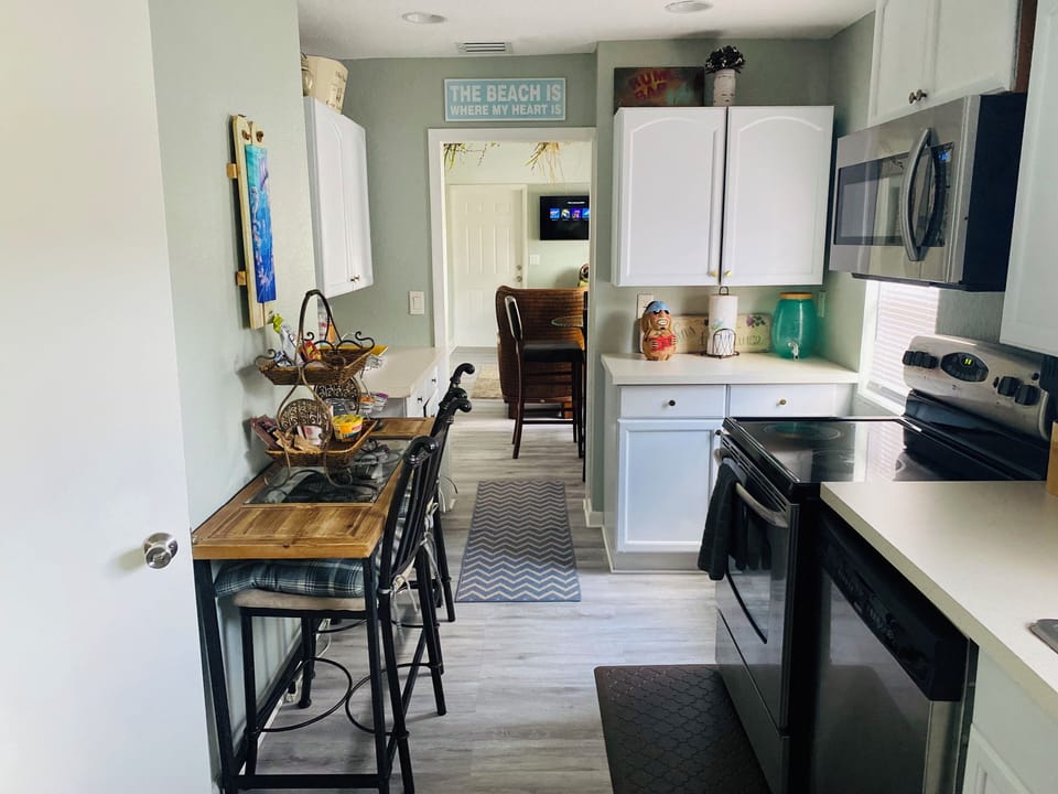 Basic House | Private kitchen | Dining tables