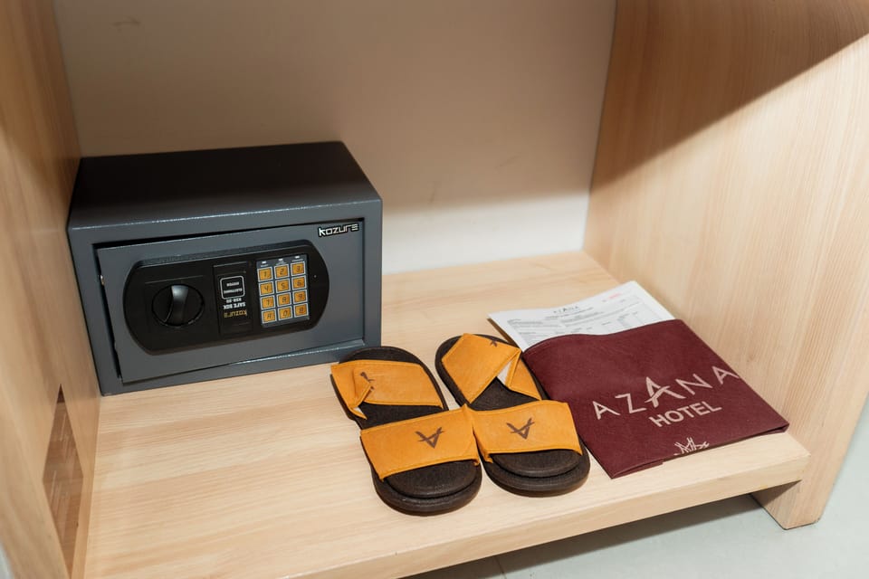 Premium bedding, desk, free WiFi