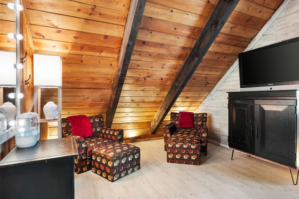 Upstairs bedroom sitting area with flatscreen TV