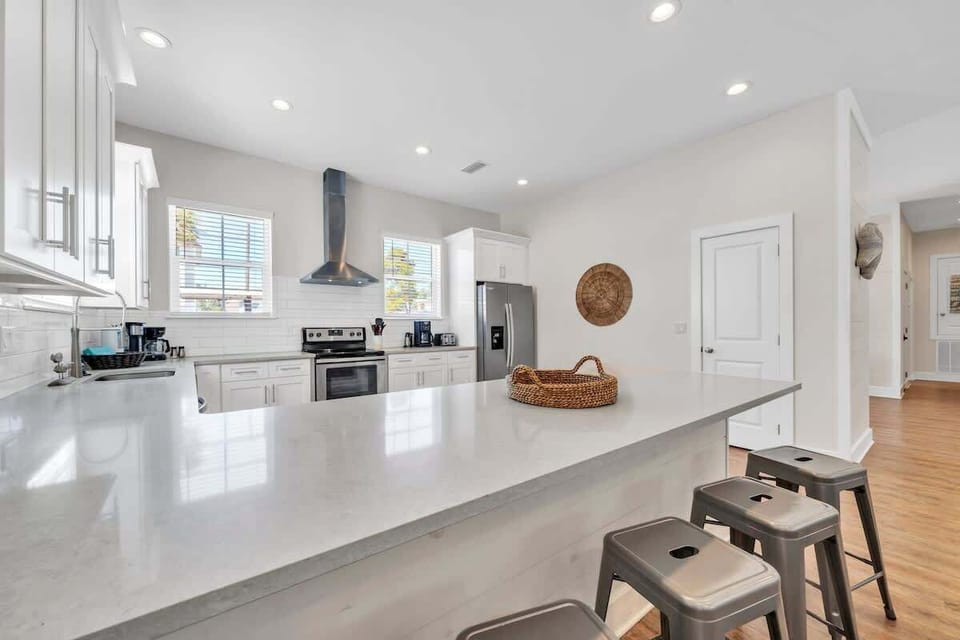 Enjoy Plenty of Cook and Prep Space in this Open Kitchen