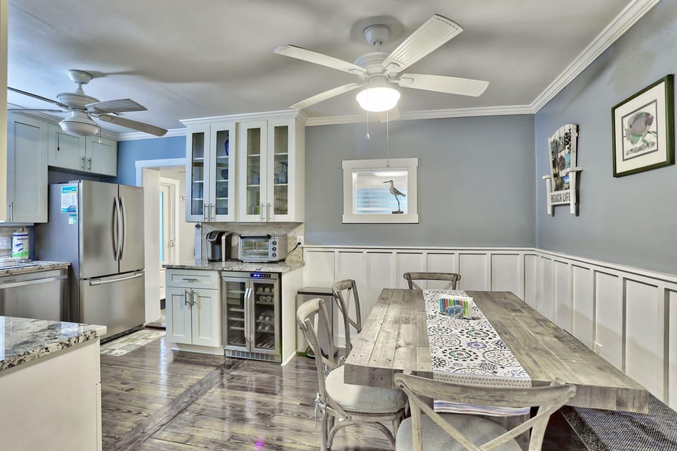 House, 2 Queen Beds (Good Vibrations - Beach House) | Dining