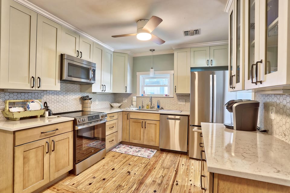 House, 2 Queen Beds (Good Vibrations - Beach House) | Private kitchen | Oven